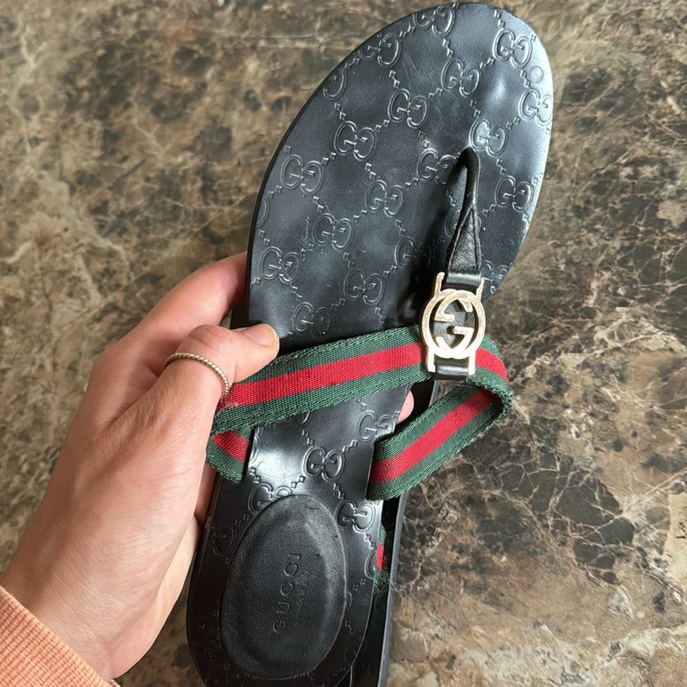 Size W9 Gucci flip flops